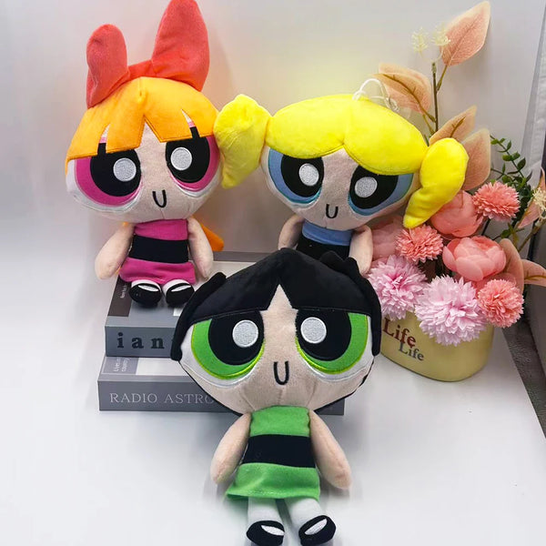 Un ensemble de trois poupées en peluche représentant Blossom, Buttercup et Bubbles des Powerpuff Girls.