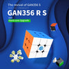 Puzzle cube blanc et orange avec un logo bleu sur fond bleu.