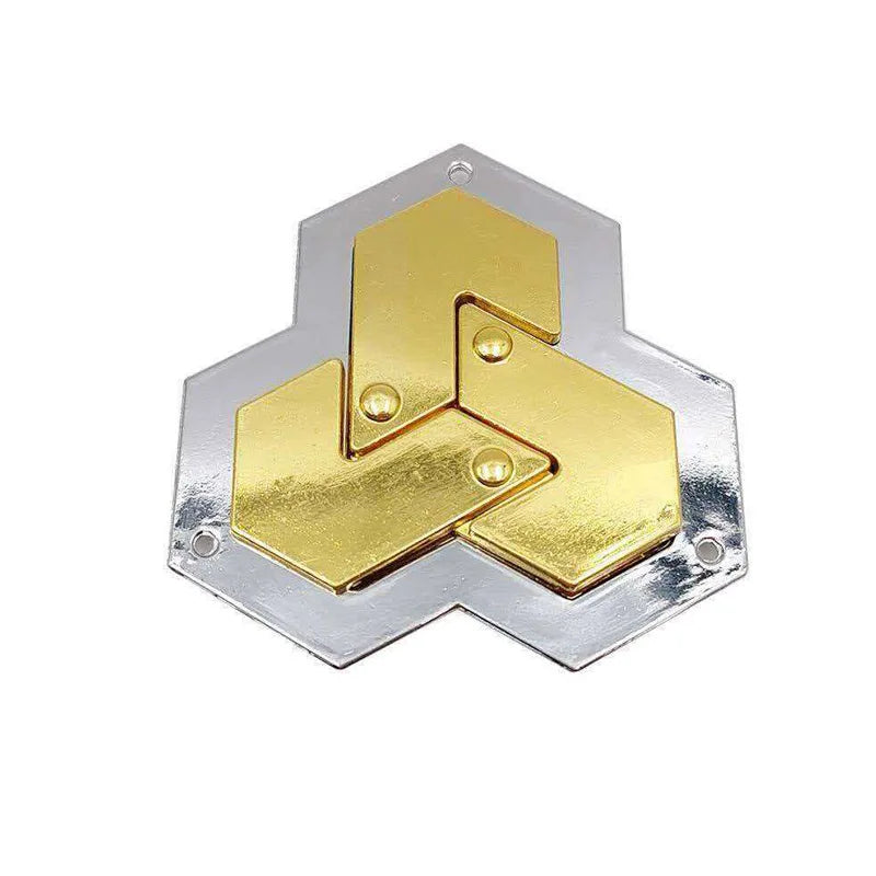 Metallpuzzle mit drei verschachtelten sechseckigen Teilen in Gold- und Silberoptik