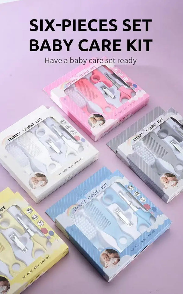 Un set de six kits de soins pour bébé emballés dans des boîtes roses et bleues pour les nouveau-nés.