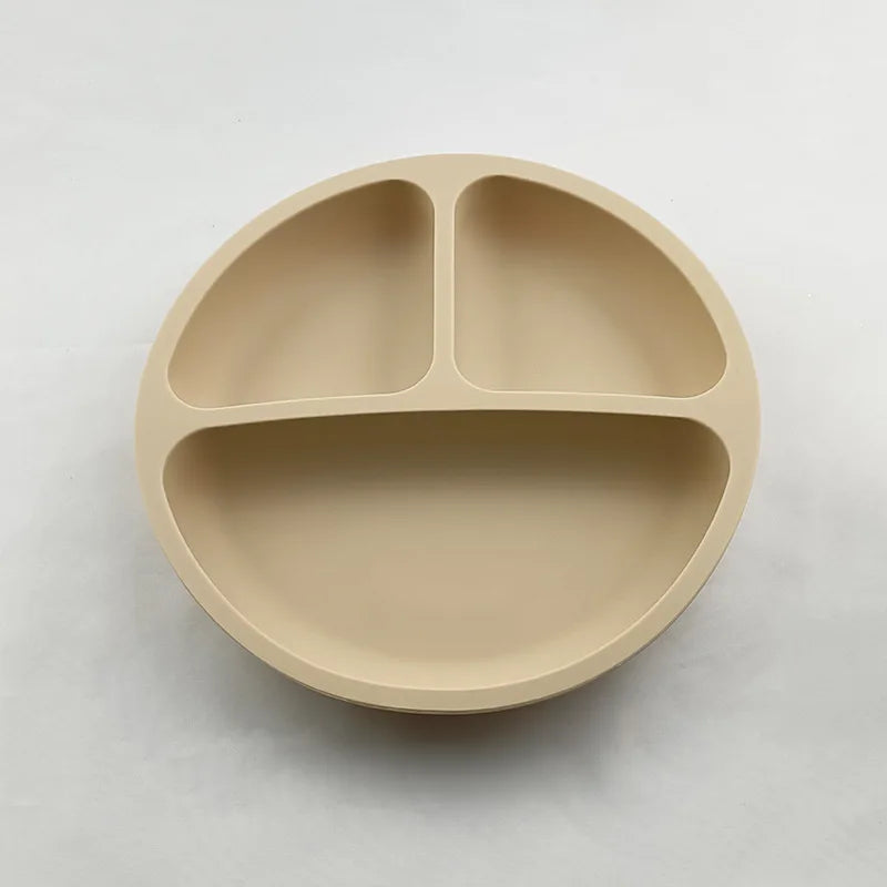 Set de tétine en silicone beige avec trois compartiments pour tout-petits.