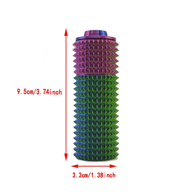Rouleau anti-stress cylindrique tactile avec un dessus violet et un corps vert, montrant ses dimensions.