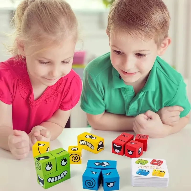 Ein Kind spielt mit Holzbild- und Formenbausteinen in verschiedenen Farben.