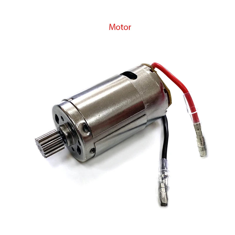 Silberner Elektromotor mit Kabeln, verwendet für ein 1/16 Maßstabs 4WD RC-Rennauto.