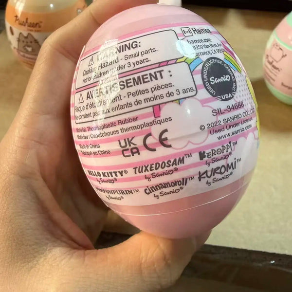 Adorno de muñeca pinch hecha a mano y llena de agua de color rosa con etiquetas de advertencia e información de marca