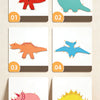 Six cartes de jeu de dinosaures en bois empilables numérotées de 01 à 06 montrant divers dinosaures en rouge, sarcelle, orang