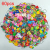 Grande pile de 60 charmets et accessoires de clés en plastique colorés et mignons.