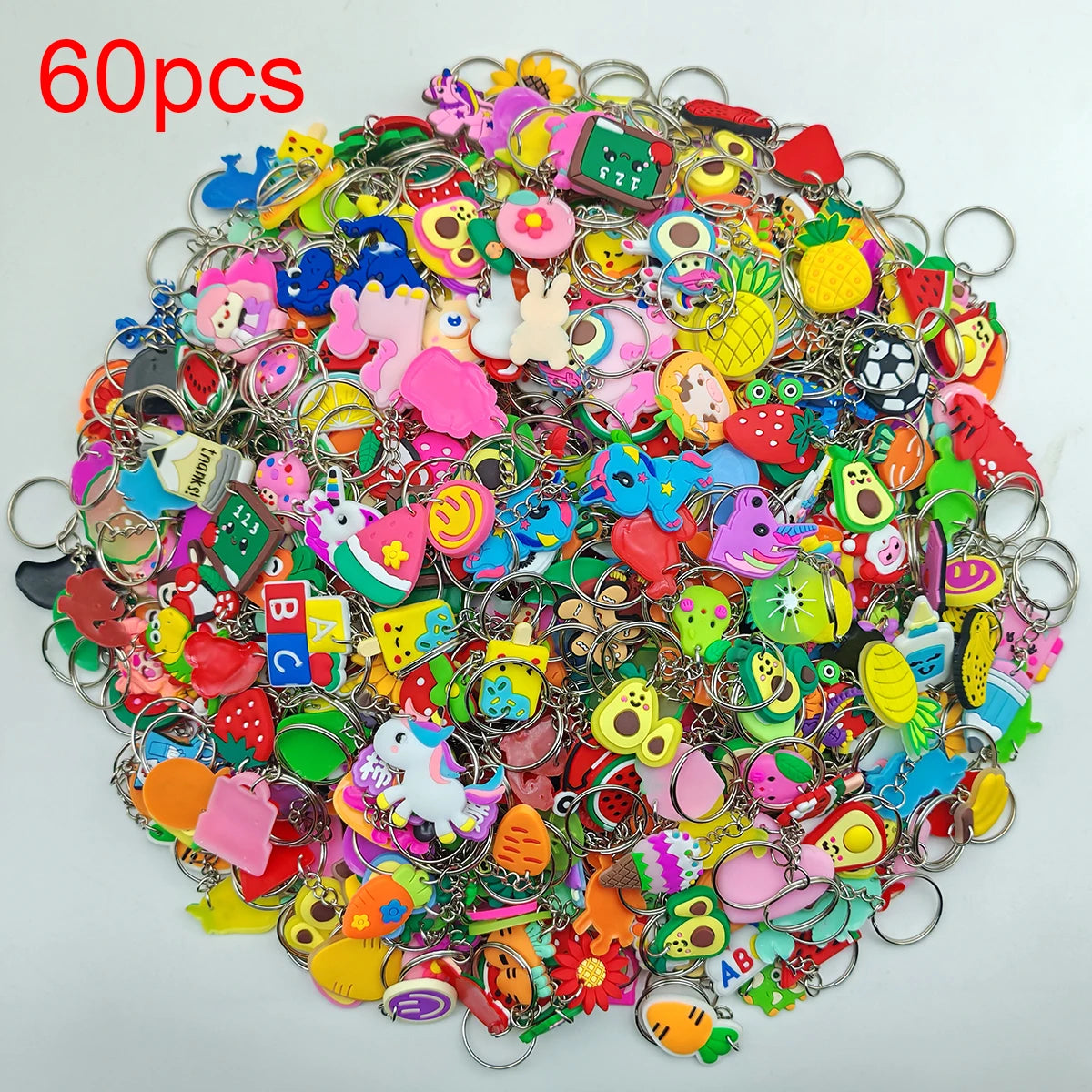 Grande pile de 60 charmets et accessoires de clés en plastique colorés et mignons.