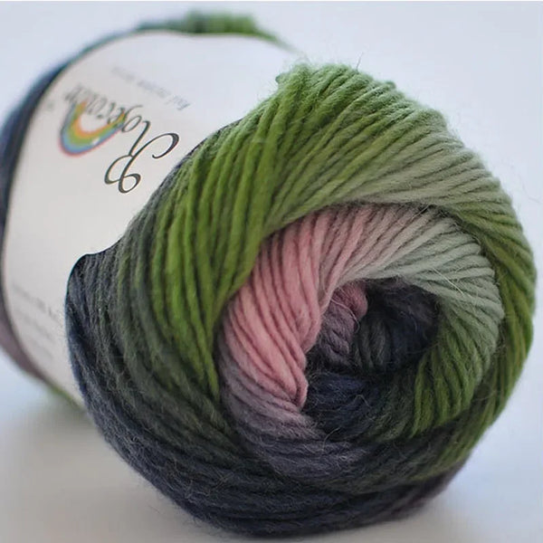 Ein Knäuel handgefärbter Merinowolle in Grün-, Pink- und Grautönen, zum Stricken oder Häkeln gewickelt.