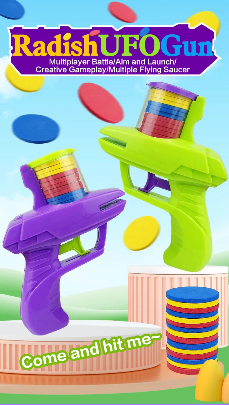 Pistolets à mousse de radis violet et vert avec des disques colorés sur une surface rose.
