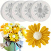 Un jeu de quatre moules en silicone en forme de marguerites pour le loisir créatif, présenté à côté d'un bouquet de fleurs ja