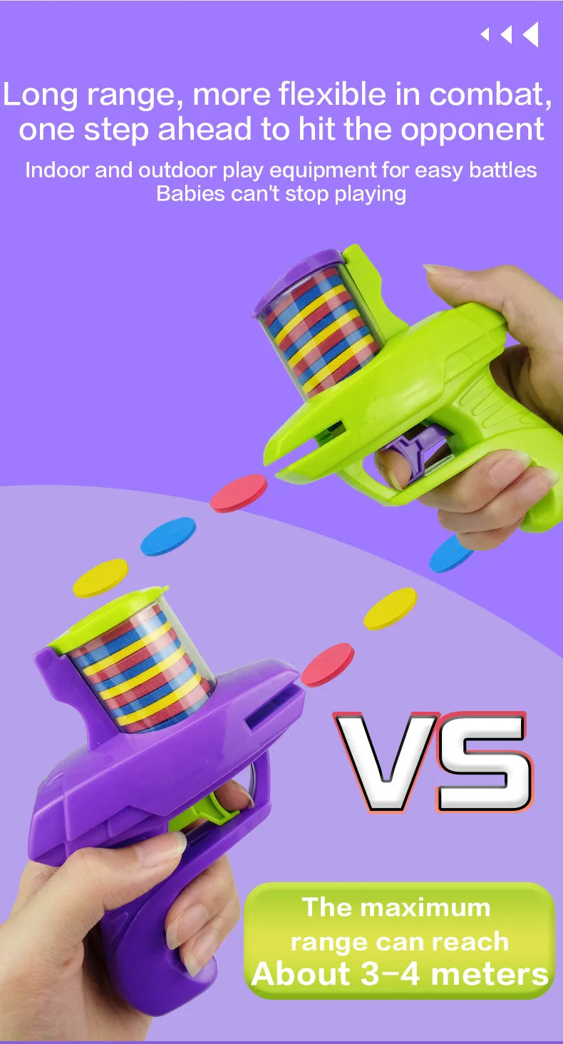 Une main tient un lanceur de disques en mousse violette, démontrant sa longue portée pour le jeu de combat.