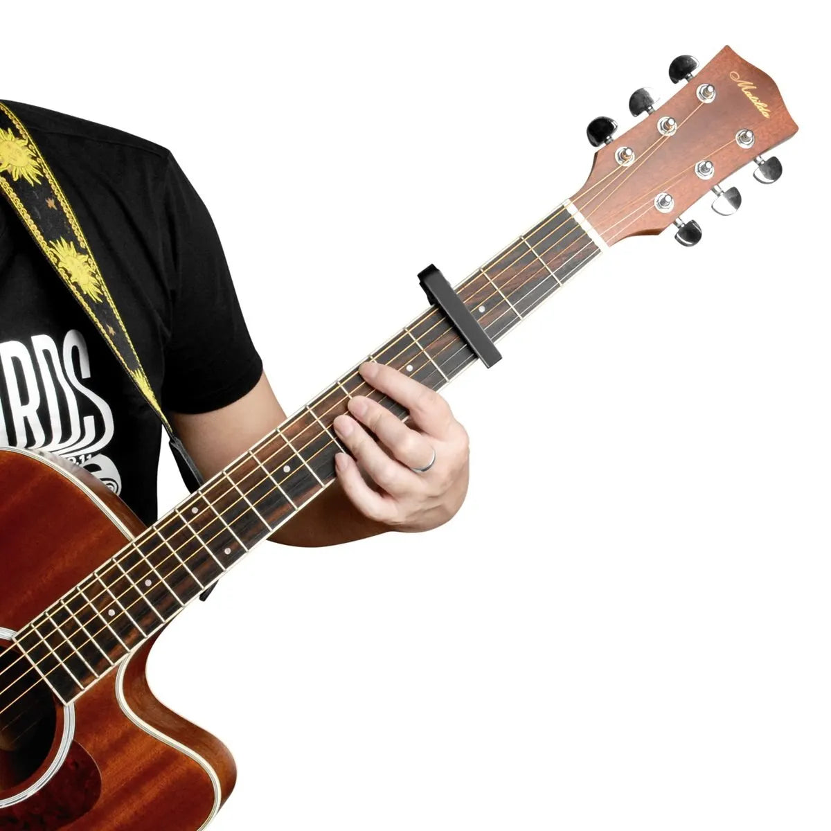 Une personne tient une guitare acoustique avec un manche et des mécaniques, montrant les détails de l'instrument.