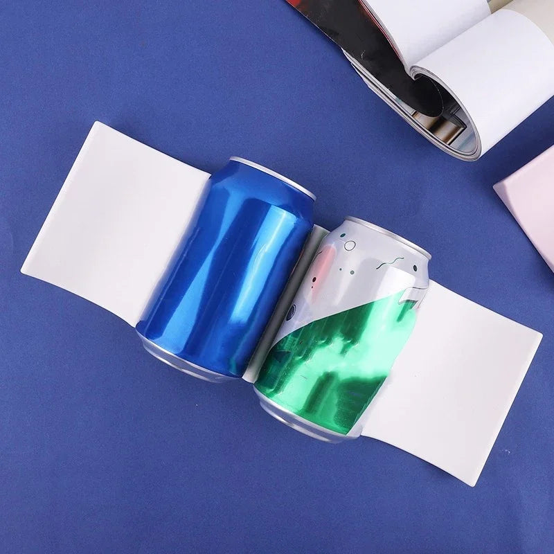 Stapelbare Plastikweinflaschen-Aufbewahrungsregale mit zwei bunten Flaschen, blau und grün, auf weißem Karton