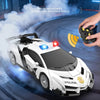 Modèle de voiture de police blanche roulant sur une piste avec des effets de lumière bleue, à côté d'un dispositif de télécom