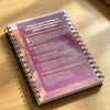 Journal spirale violet et blanc, guide débutant pour étudier la Bible.