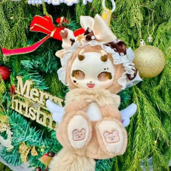 Muñeca de vinilo artesanal en caja ciega con un personaje de pelaje marrón claro y blanco y ojos grandes