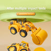 Un modèle de camion de construction en métal jaune après de multiples tests d'impact.