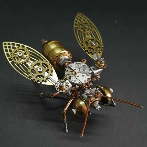 Ein detailliertes Steampunk-Mechanik-Bienen-Modellbausatz aus Messing- und Bronzeteilen mit kunstvollen Flügeln.