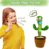 Une jeune fille montre comment répéter des mots en interagissant avec un doudou de cactus vert.