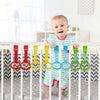 Ein Baby interagiert mit farbigen Wiegen-Zugringen zur Entwicklung und Balance.