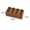 Bloc rectangulaire de briques brunes avec plusieurs trous cylindriques pour la construction.