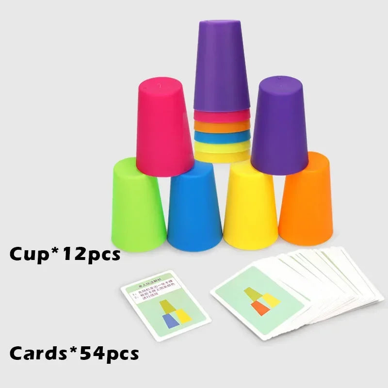 Ein Set aus 12 bunten Stapeltassen in verschiedenen Pink-, Lila-, Grün- und Orangetönen sowie 54 Karten.