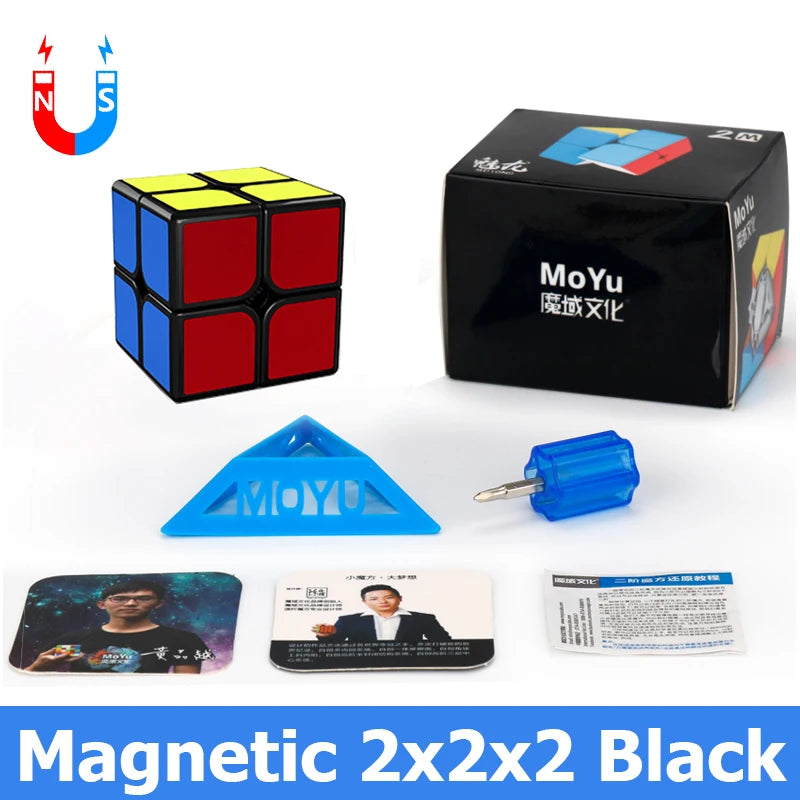 Un puzzle cube magnétique noir 2x2x2 et ses composants sont présentés sur un fond blanc.