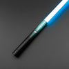 Gros plan d'un sabre laser bleu néon avec une poignée noire et une lame lumineuse sur fond sombre.