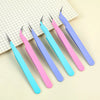 Un jeu de cinq pinces de précision aux couleurs pastel, y compris rose, bleu et violet, posées sur un fond à grille.