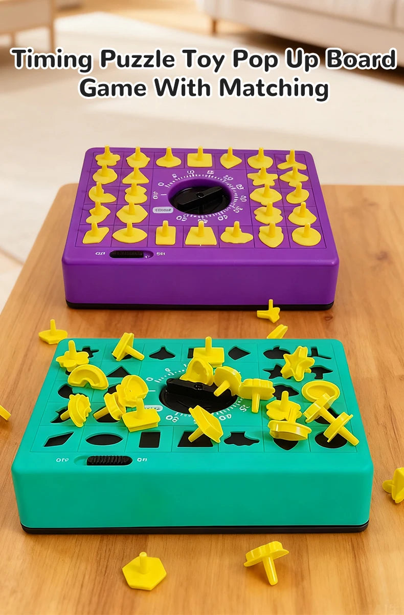 Un plateau de puzzle violet et un jeu de correspondance vert avec des formes 3D jaunes sur une table en bois.