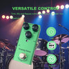 Grüder Analog-Delay-Pedal mit Time-, Mix- und Repeat-Reglern neben einem Schlagzeug.