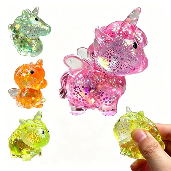 Eine Sammlung von vier glitzernden Unicorn-Stressbällen in verschiedenen Farben und Größen, gehalten von einer Hand.