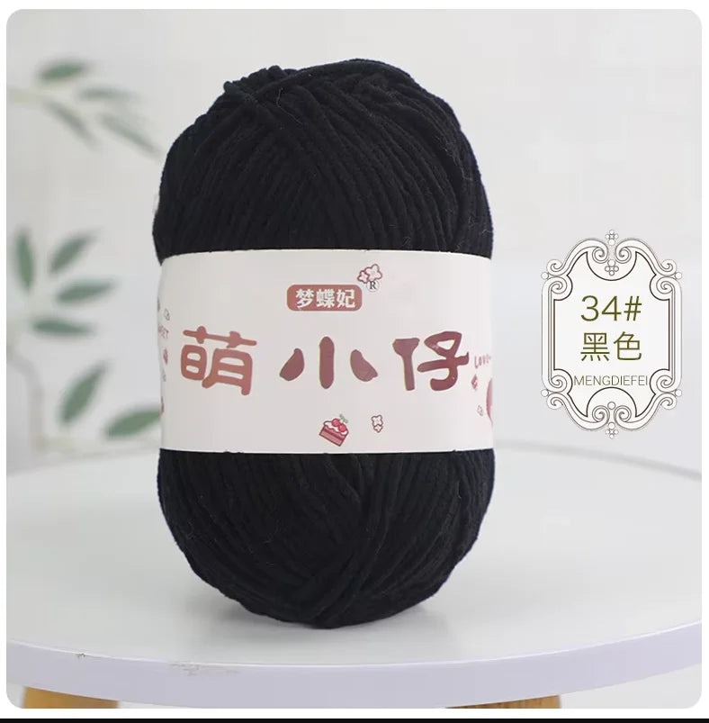 A ball of black chenille yarn with a white label featuring Chinese characters and the number 34.