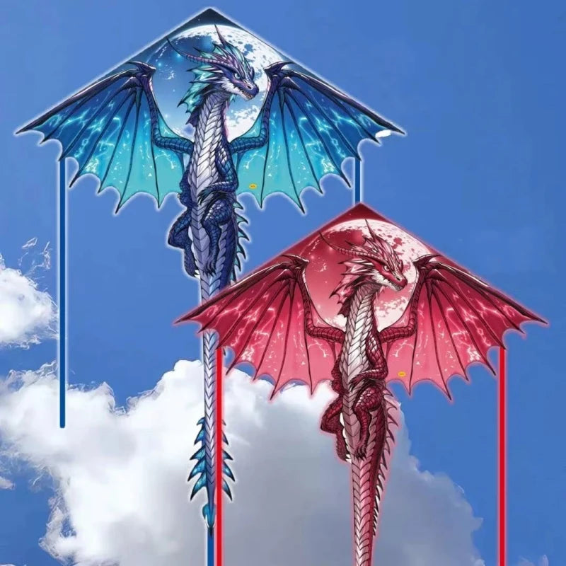 Un cerf-volant delta en nylon professionnel avec un design de dragon aux ailes bleues et roses contre un ciel bleu.