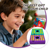 Un garçon sourit en tenant un puzzle 3D coloré pour enfants.