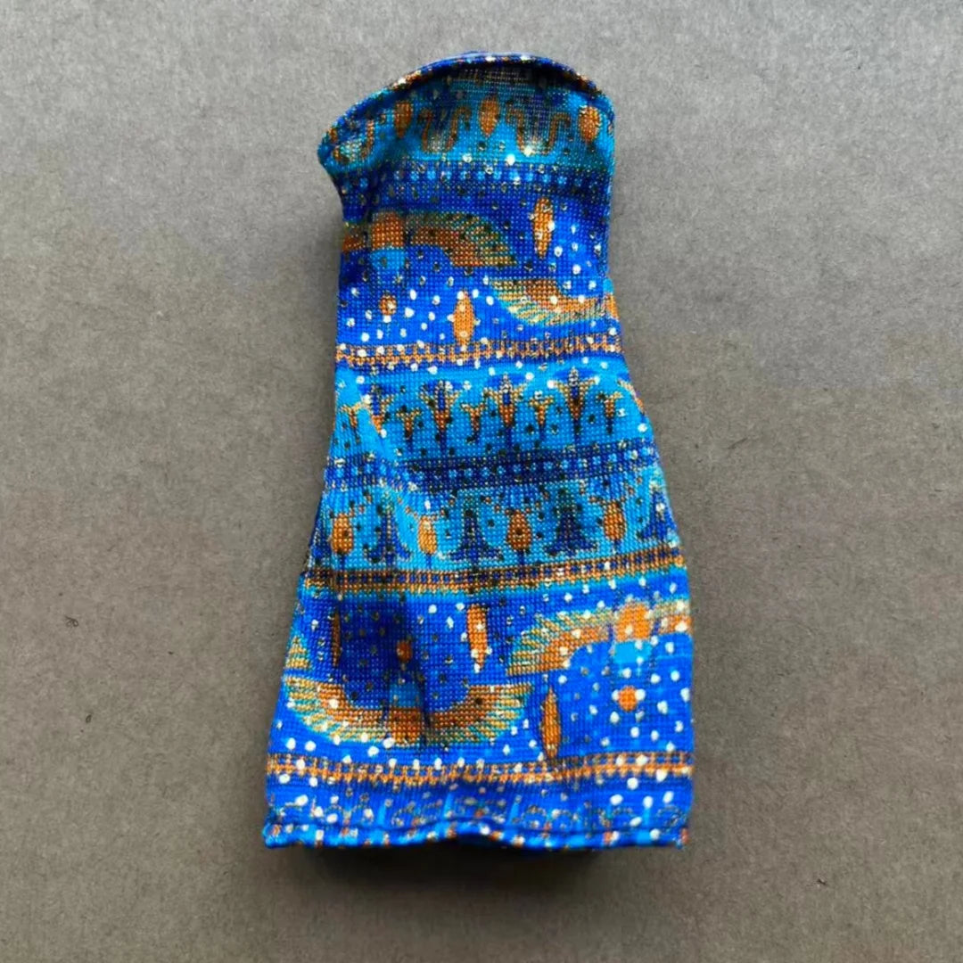 Lebenswertes blaues Stoffaccessoire mit komplexen geometrischen Mustern in Orange, Gelb und Weiß.