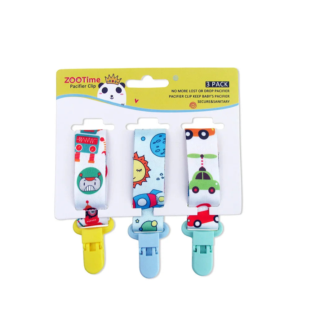 Ein Set aus drei personalisierten Cartoon-Milchflaschen-Clips für Babys mit verschiedenen Tier- und Charakterdesigns.