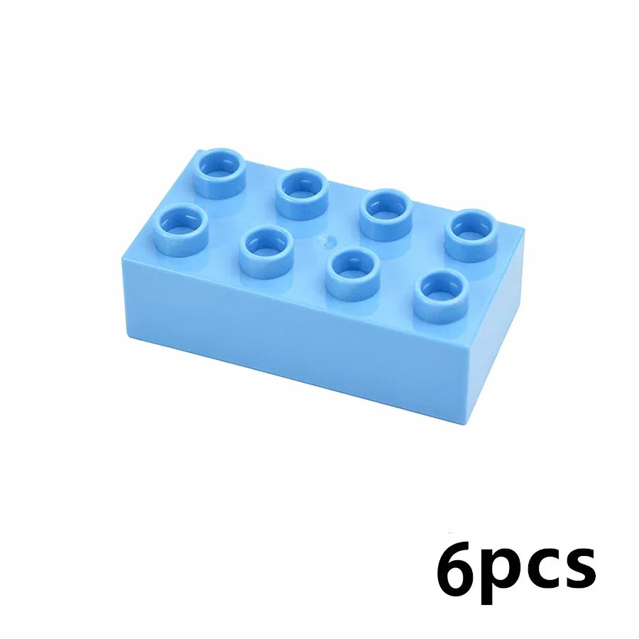 Un jeu de six blocs de construction bleus clairs et épais avec des trous ronds pour la connexion.