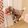 Un jouet en peluche de tête de dinosaure avec de la fourrure marron, des accents blancs et une bouche rouge, tenu par une per