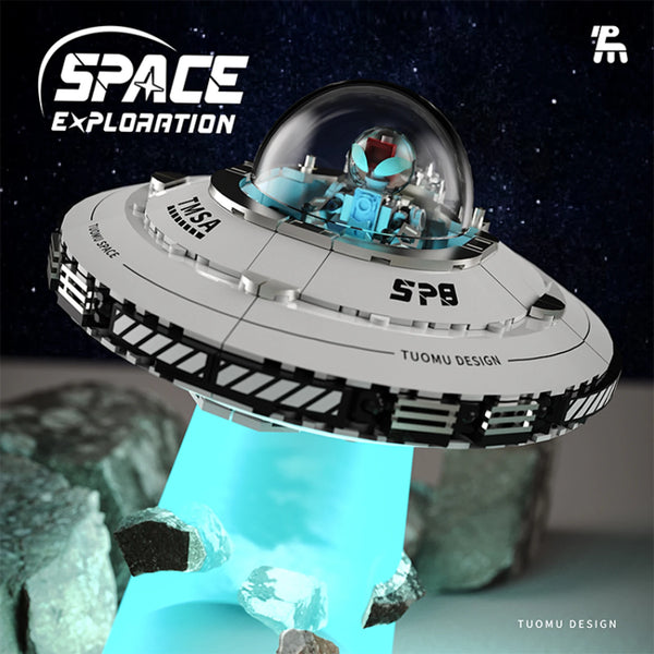 Modell eines Raumschiffhelms und Cockpits auf einem Block, mit Weltraumlogo im Hintergrund