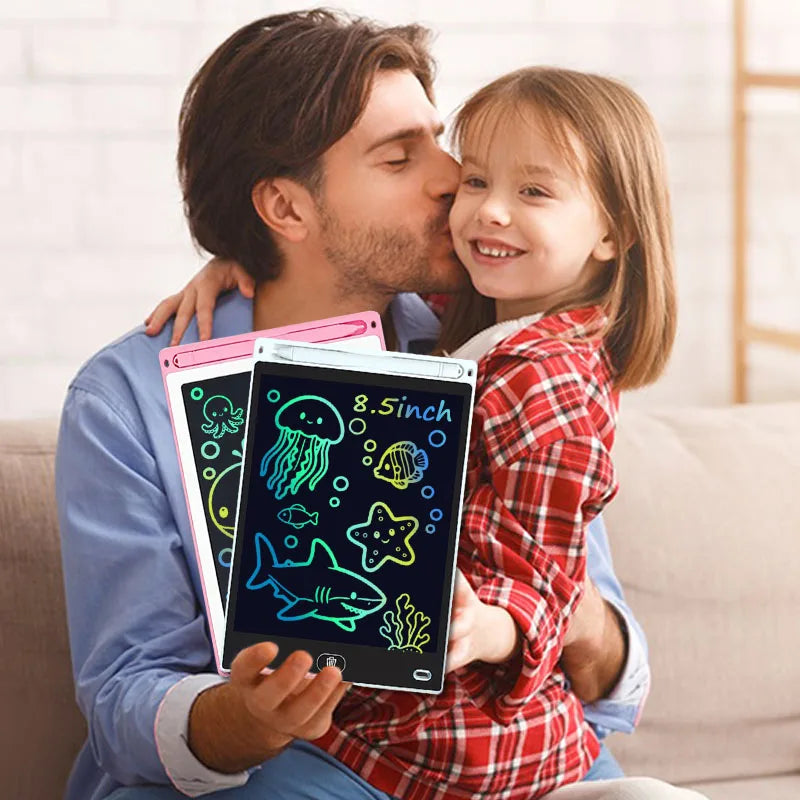 رجل يقبّل فتاة بينما ينظر كلاهما إلى لوح كتابة إلكتروني محمول.