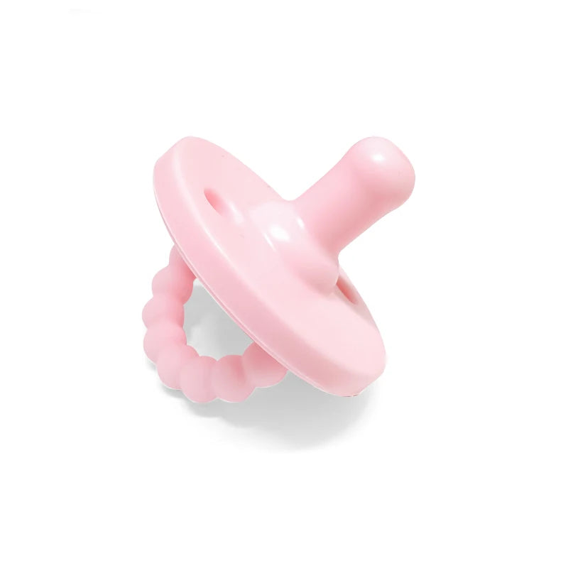 Chupón de silicona rosa apto para alimentos para bebé con pezón redondeado y anillo flexible.