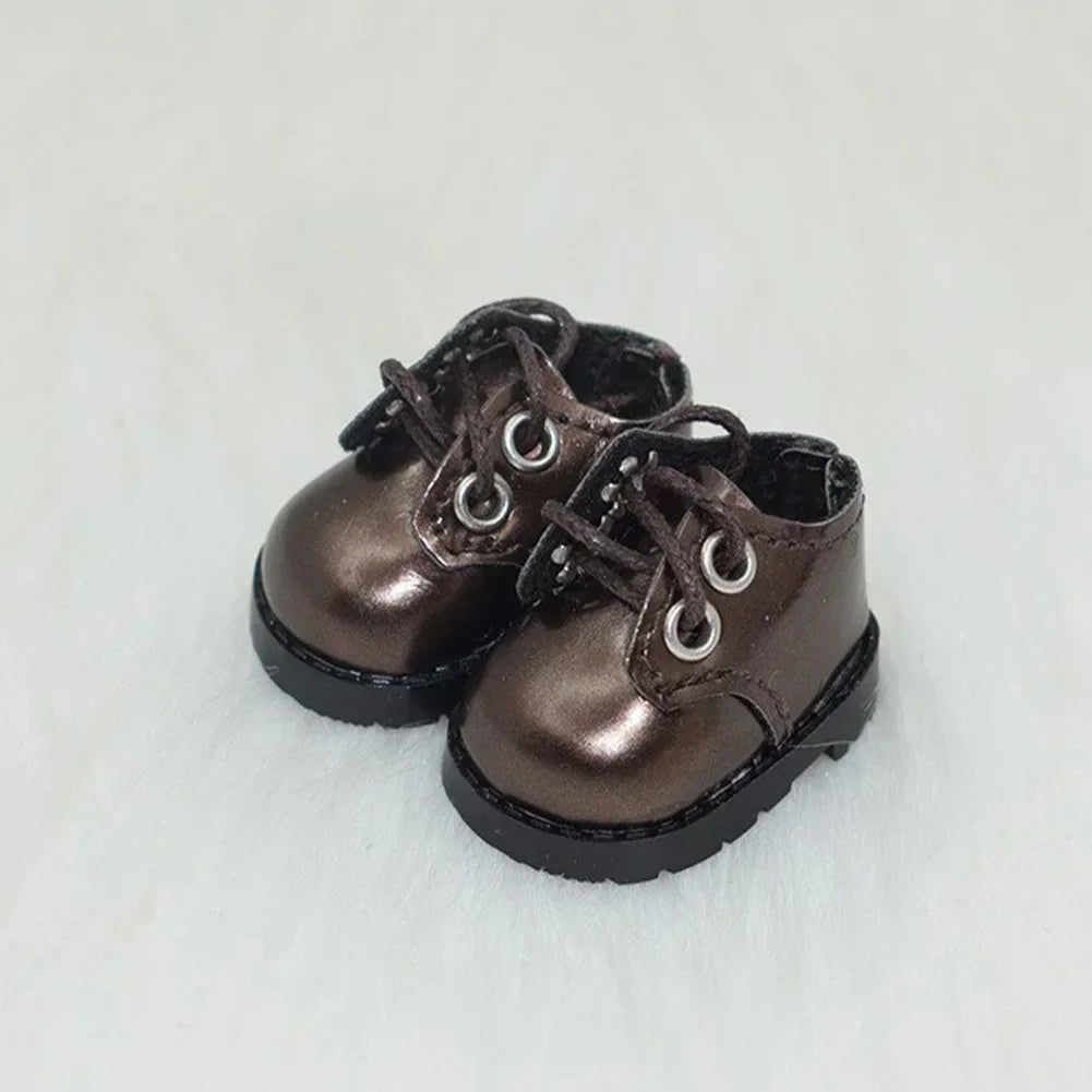 A pair of brown faux leather casual sneakers designed for 17cm Labubu dolls.