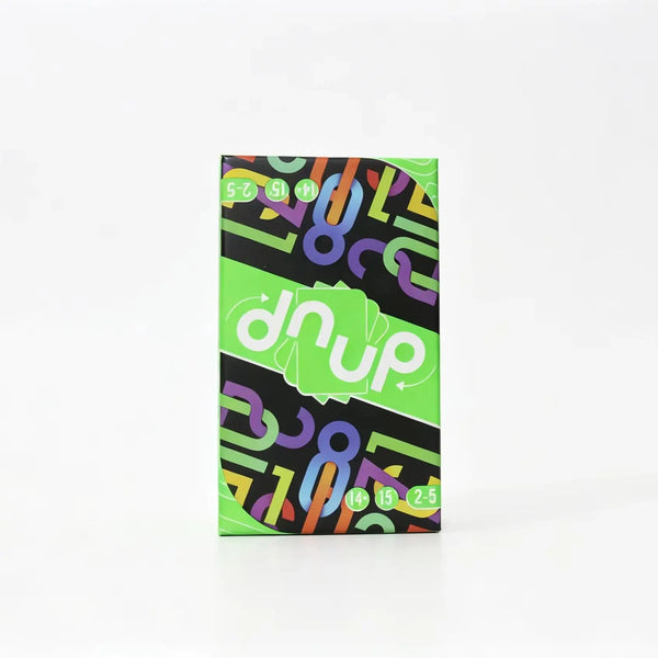 Boîte de jeu de cartes vertical avec fond vert vif, formes abstraites colorées et le logo Dnup.