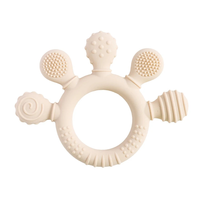 Beiger Silikon-Teether-Ring mit strukturierten Spitzen für Babyzähne.