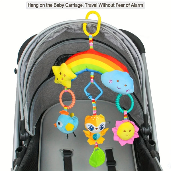 Regenbogen-Plüsch-Auto-Spielzeug hängt in einem grauen Rucksack.