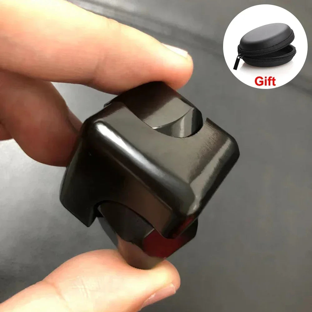 Une main tient un jouet anti-stress cube en alliage noir, montrant son design et sa taille.