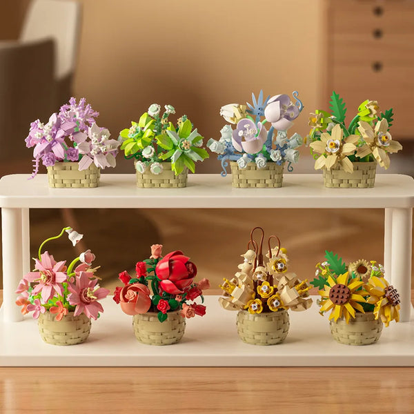 Présentation de mini bouquets de fleurs en microbriques colorées sur une étagère blanche.