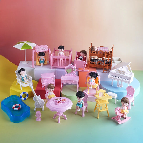 Set de casa de muñecas en miniatura con muebles como cuna, piano, mesa y figuras sobre fondo pastel.